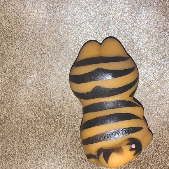 2 Novelty Button Pins & 1 Mini Garfield - Picture 3 of 16